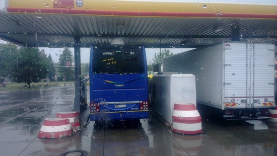 Bus blockiert Tanke