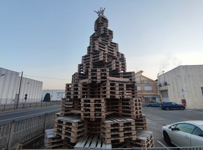 tannenbaum aus holzpaletten gebaut