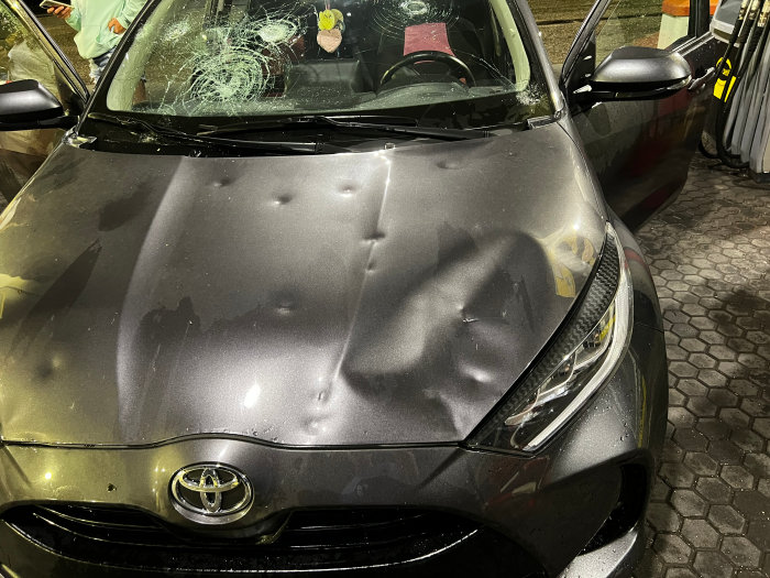 Toyota pkw wurde bei hagelsturm am Gardasee zerstört 