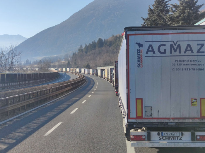 Ein Lkw der Firma agmaz steht im Stau 