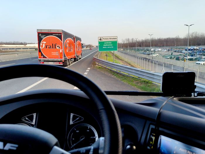 die zukunft des straßengüterverkehrs? wie entwickelt der sich in den nächsten Jahren? das Bild zeigt einen Lkw auf einer Autobahn.