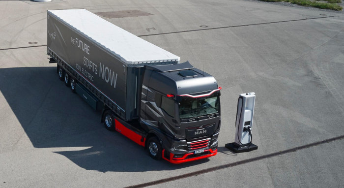 Der elektrische man etgx Lkw an einer ladesäule 