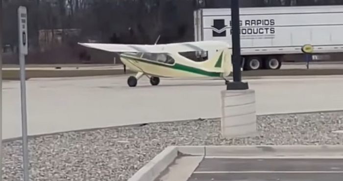 ein kleines flugzeug parkt auf einem truckstop im us-bundesstaat michigan