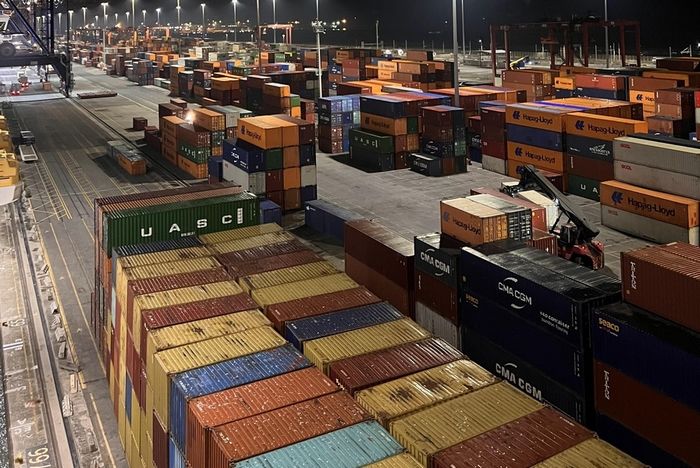 container stehen im hafen von olbia auf sardinien