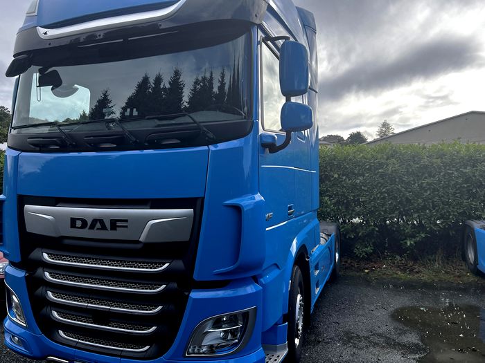 ein blauer lkw daf xf mit 530 ps