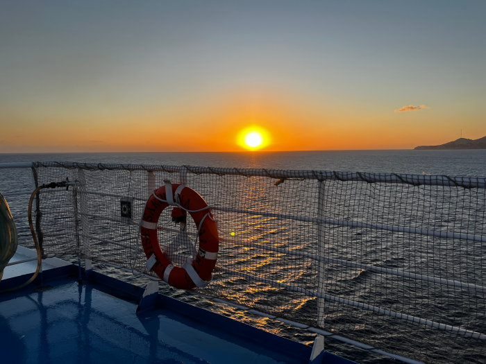 Sonnenaufgang über dem Mittelmeer vor Sardinien 