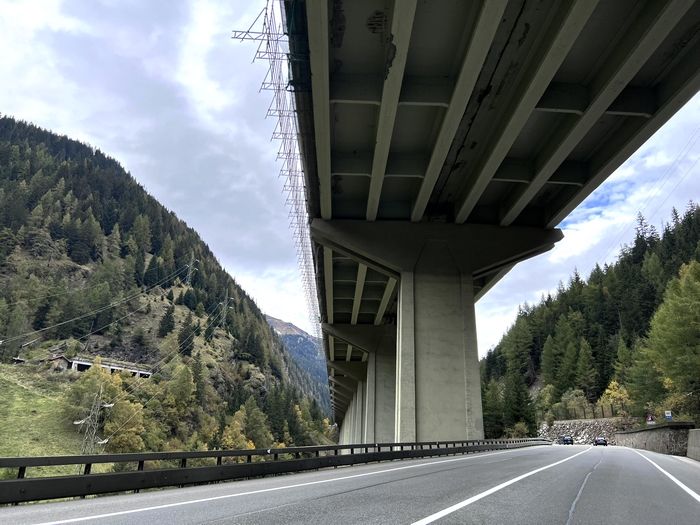 die brennerautobahn von unten fotografiert