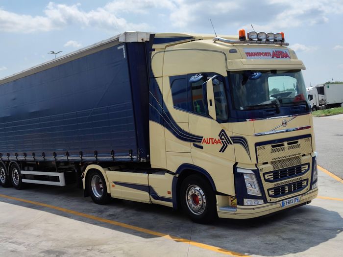 mit lkw-führerschein darf man auch über 7,5 tonnen unterwegs sein. ein volvo fh