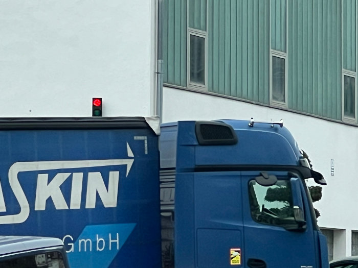 Ein Lkw beim entladen in einer Firma 