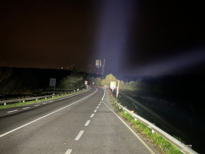 Das Licht nach vorn von einem scania ist sehr gut