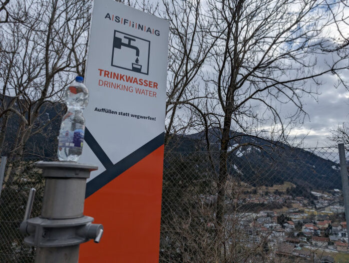 Möglichkeit zum Trinkwasser zapfen auf einem Parkplatz in Österreich 