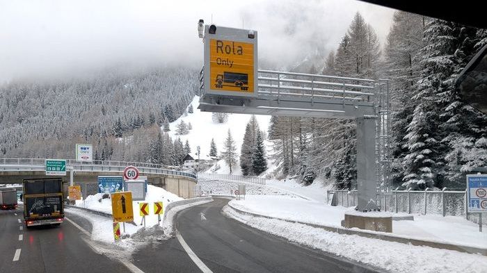 lkw kontrollstelle am brenner gesperrt. dieses wird durch schilder angezeigt