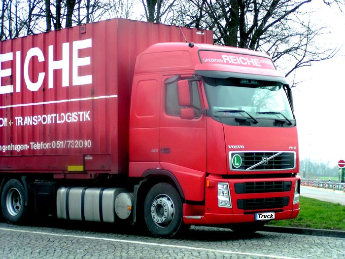 ein lkw auf deutschen straßen. abgebildet ist ein roter lkw volvo