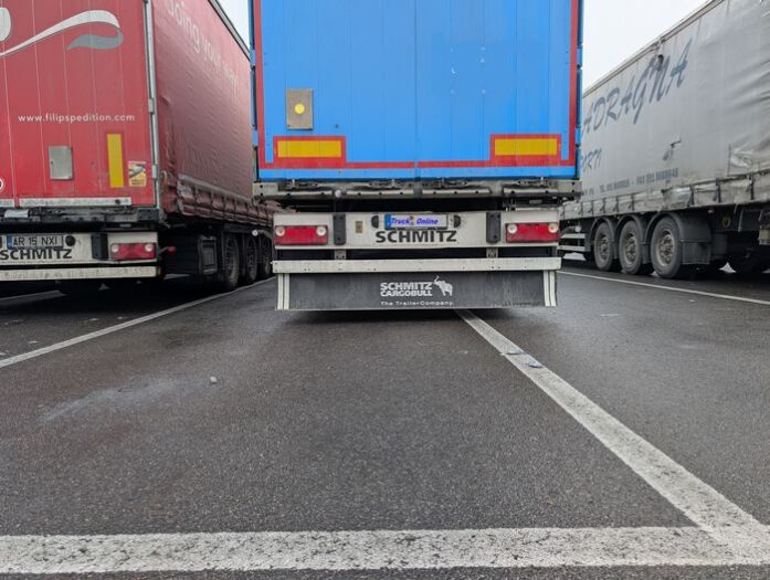 lkw steht auf parkplatz auf zwei parkflächen, weil stellflächen zu eng sind