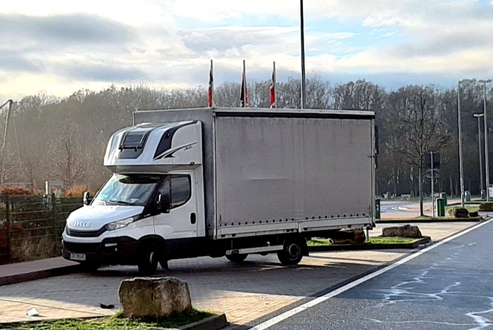 ein transporter, im volksmund polensprinter genannt, parkt auf dem rasthof eichelborn an der a4 bei erfurt. aufgenommen im oktober 2018.