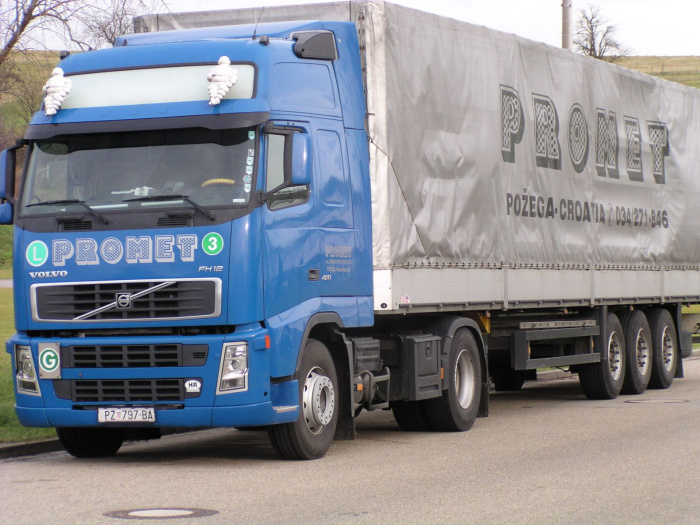 Ein blauer Volvo Lkw aus Kroatien steht auf einem Parkplatz. Auch für diese Fahrer sollte es einen Europaweit gültiger, gesetzlich bindender Mindestlohn geben.