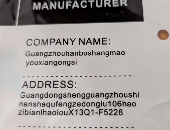 lange unausprechliche adresse einer firma aus china auf einer verpackung für t-shirts