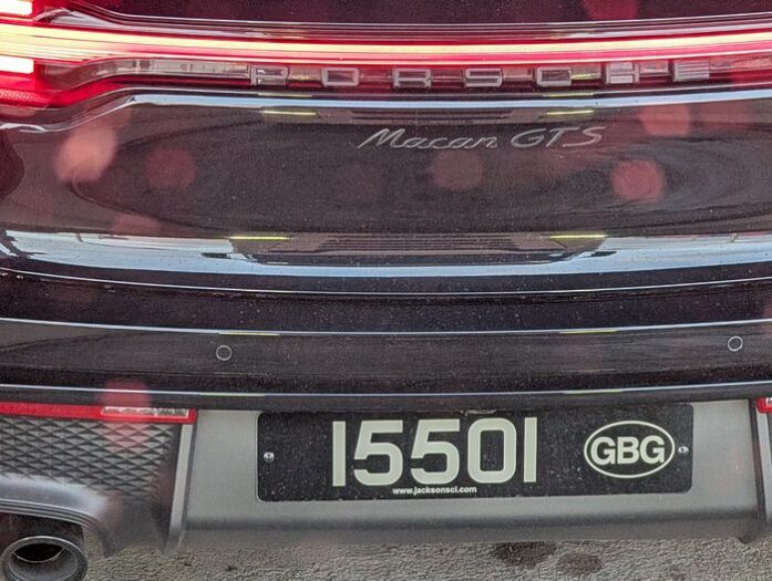 Kennzeichen auf einen Pkw Porsche  aus Guernsey. Gesehen und fotografiert in Italien.