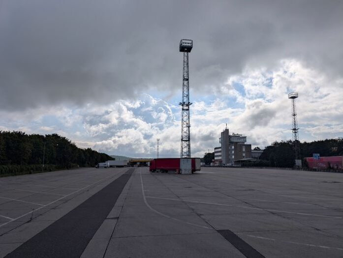 trostloser lkw parkplatz auf der autobahnraststätte eisenach an der a4 erfurt - frankfurt
