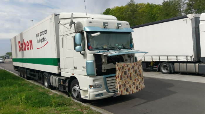 Lkw fahrer der länger unterwegs ist, wäscht seine Wäsche auf einem Rasthof. 