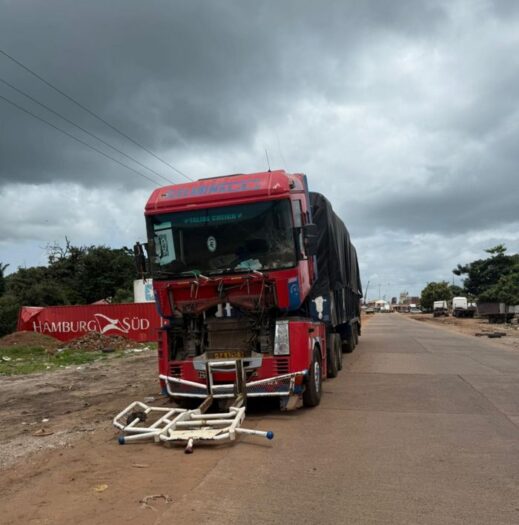 ein lkw renault in rot aus gambia in afrika