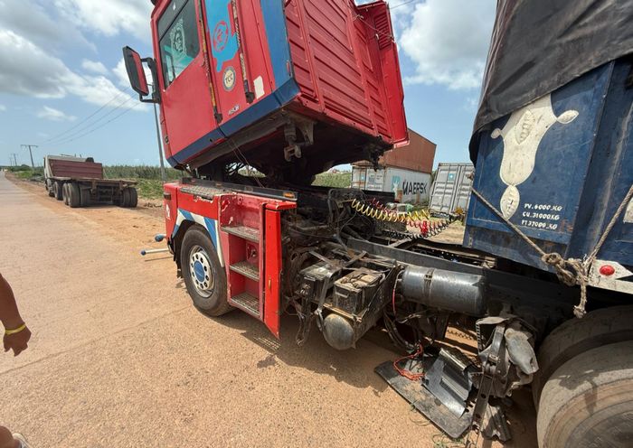 ein lkw renault ae in rot aus gambia in afrika