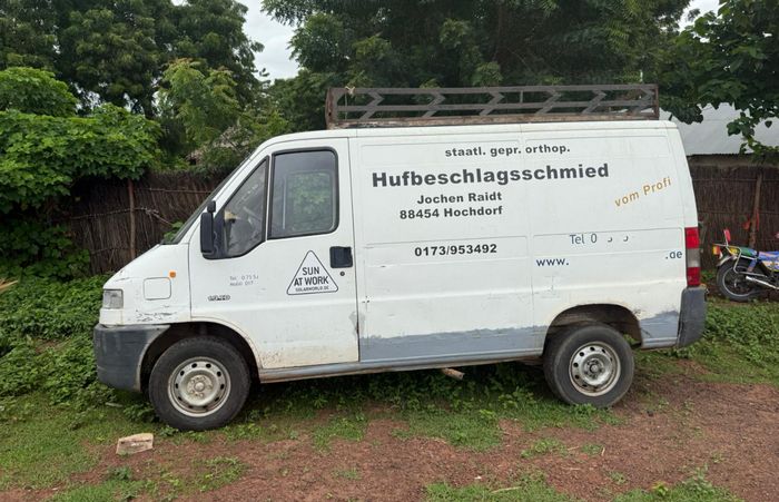 ein transporter mit deutscher firmenwerbung, jetzt in afrika