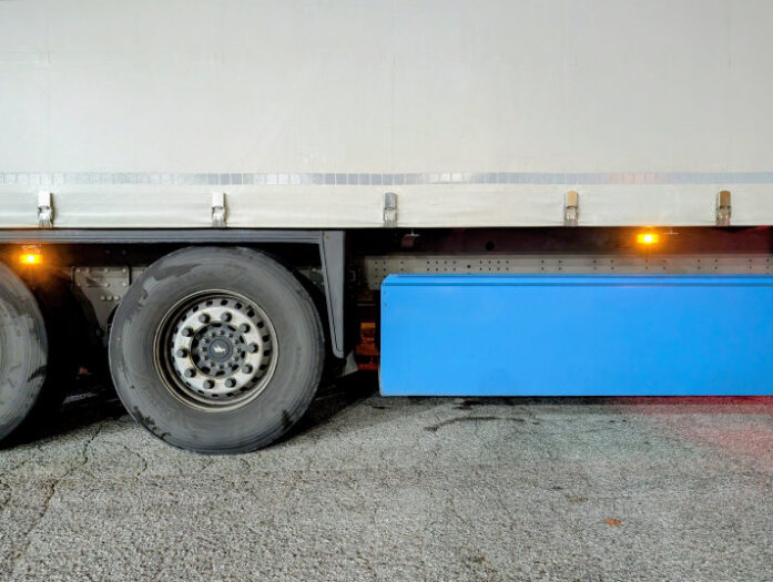 Seitenmarkierungsleuchten sorgen für Sicherheit. Hier werden einige an einem Sattelauflieger gezeigt. 