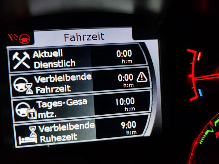 bild zeigt eine übersicht in einem lkw daf uber die fahrzeit des tages. fahrzeit aber ist nicht gleich arbeitszeit.