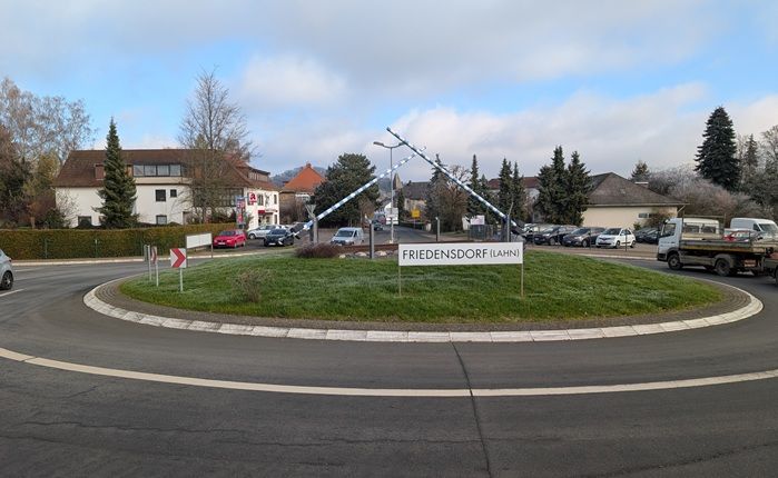 kreisverkehr in friedensdorf im hessischen hinterland
