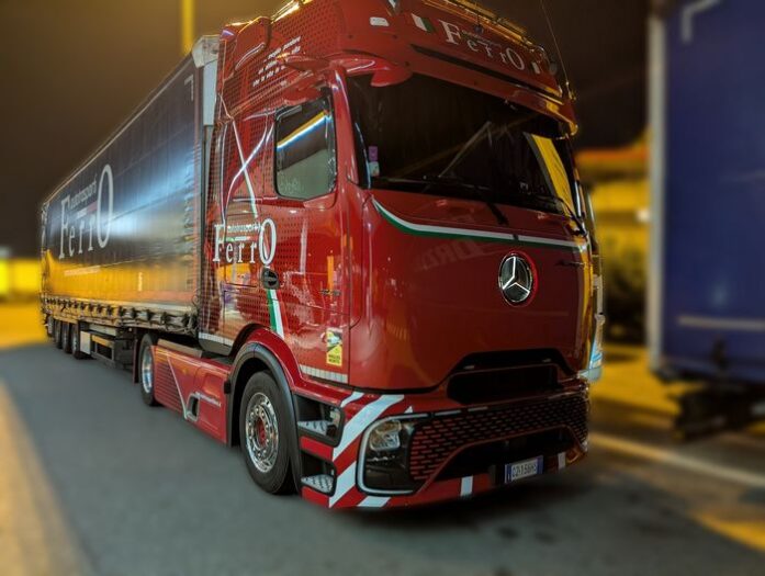 der neue daimler lkw in rot, fotografiert in italien