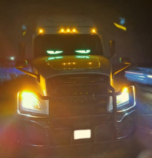 Truck in den USA mit blinkenden LED leuchten die Augen darstellen hinter der Windschutzscheibe 