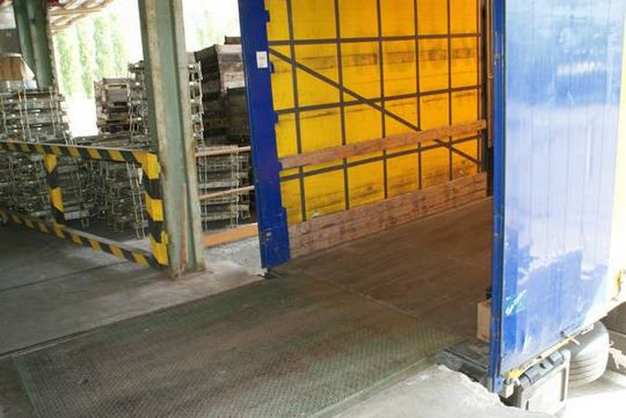 ein lkw steht an einer rampe und wartet auf beladung. dessen durchführung ist oft ein ungelöstes problem