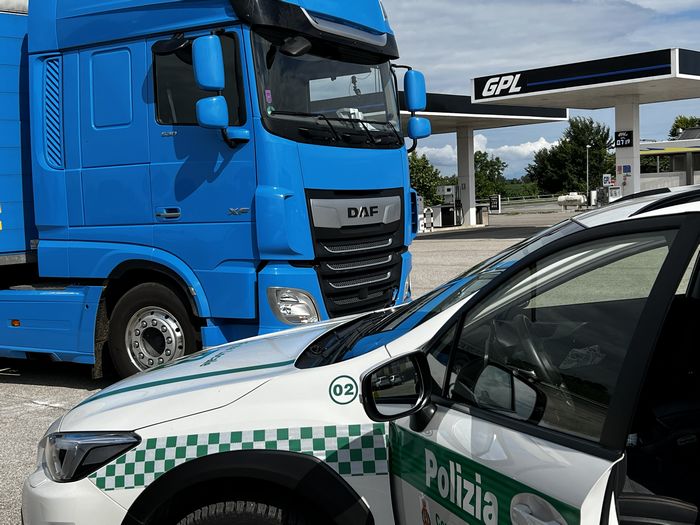 ein lkw wird in italien von der polizia kontrolliert