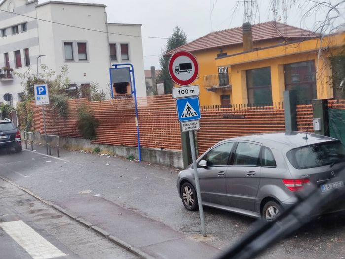 in einhundert meter ist die strasse für lkw gesperr. passiert auch in italien, nicht nur im sauerland.