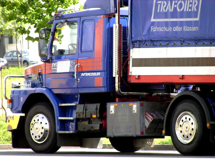 zu sehen ist ein blauer fahrschul lkw vom typ scania zum thema führerscheinprüfung nur auf deutsch oder englisch 