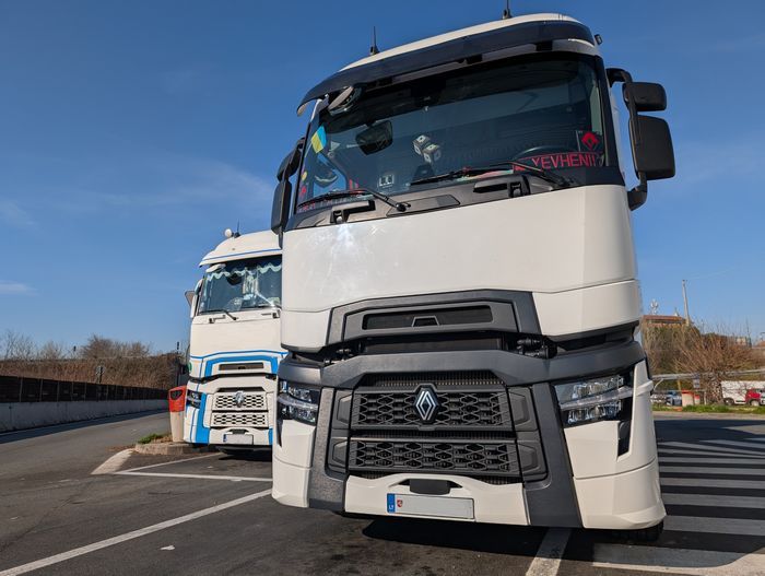 Lkw-Fahrer werden jetzt auch in Brasilien angeworben. Zu sehen sind zwei Renault Lkw, die auf einem Rasthof stehen.
