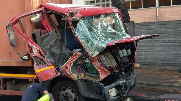 ein lkw war in einen unfall verwickelt. zu sehen ist ein iveco mit unfallschaden.