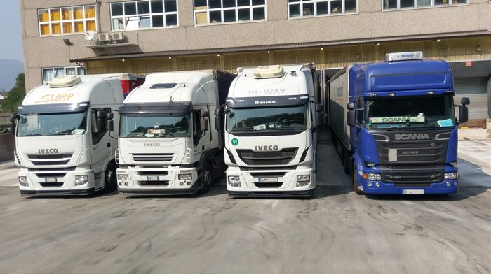 lkw stehen in italien an einer rampe und warten auf die beladung