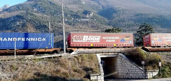 ein cargo zug transportiert lkw durch die alpen