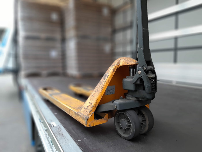 Ein Hubwagen steht auf einem Auflieger 