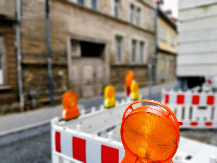 Eine Baustelle in Mühlhausen in Thüringen..Zu sehen ist eine Baustellen Absperrung. 