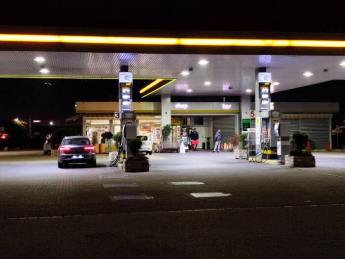 Eine Tankstelle bei bassano del grappa bei Nacht.