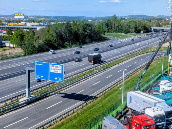 Das Bild zeigt die A7 bei Kassel. Thema ist die Diskussion über eine Geschwindigkeitsbegrenzung wegen der Ölkrise. 
