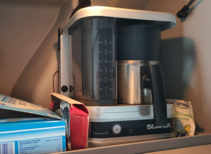 Eine Studie empfiehlt Kaffeemaschinen als Pflicht im Lkw. Zu sehen ist eine fest eingebaute Kaffeemaschine in einem Scania. 