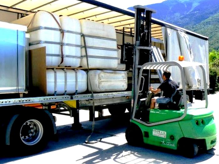 ein lkw wird mit einem stapler entladen. in Rumänien sollen das lkw-fahrer in zukunft nicht mehr dürfen.