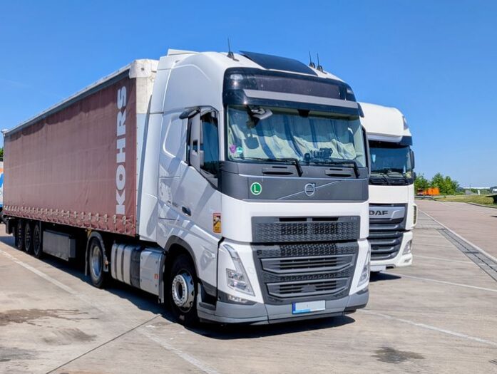 lkw-fahrer verbringen ihre ruhezeit in lkw auf einem parkplatz