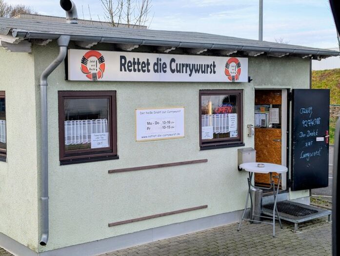 heute ist der tag der currywurst. das bild zeigt einen imbiss, in dem currywurst verkauft wird
