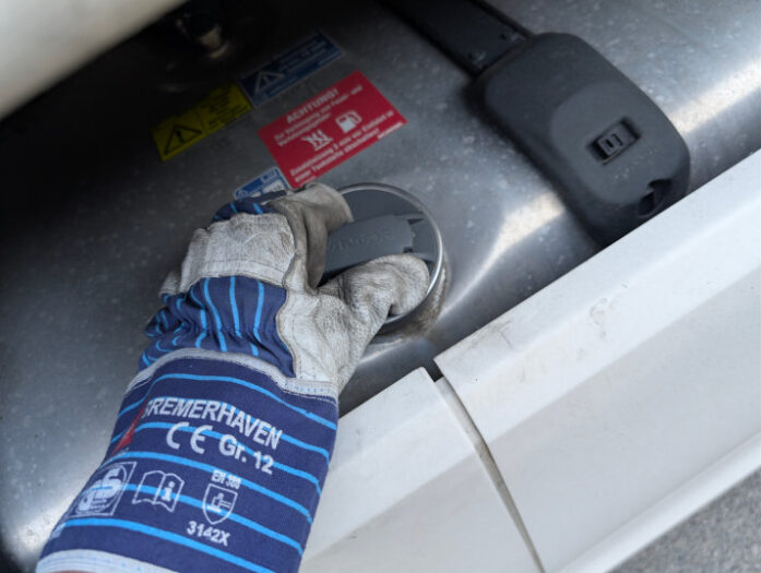 Zu sehen ist der tankbehälter eines lkw, dessen Deckel gerade geöffnet wird. Der Zweck ist Diesel Diebstahl.