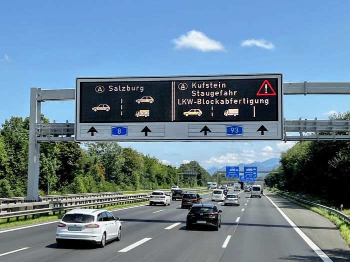 hinweise auf der A8 zur lkw Blogabfertigung bei Kufstein. Diese soll durch ein slot system ersetzt werden 